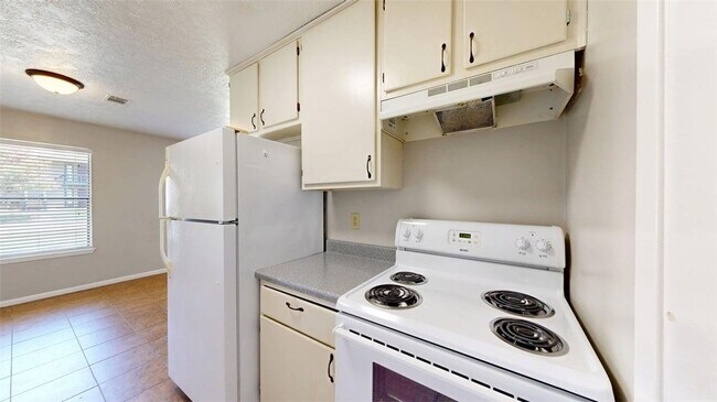 Building Photo - 704 Vassar Ct