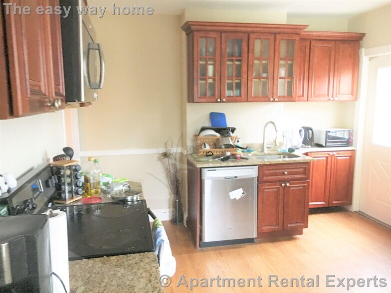 Primary Photo - 17 Putnam Ave