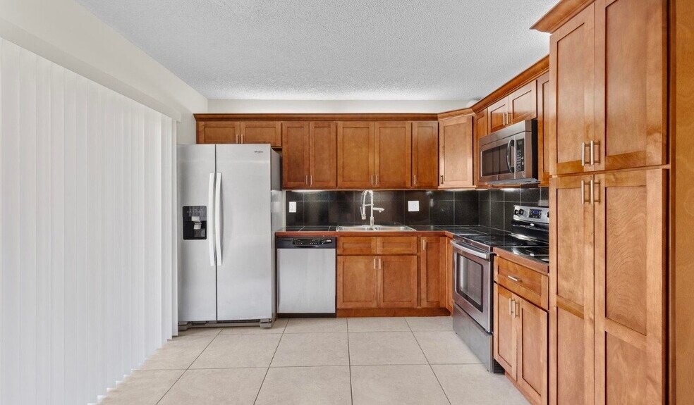 Building Photo - 1420 Augusta Cir