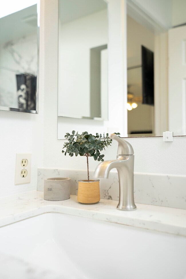 Building Photo - 832 13th St