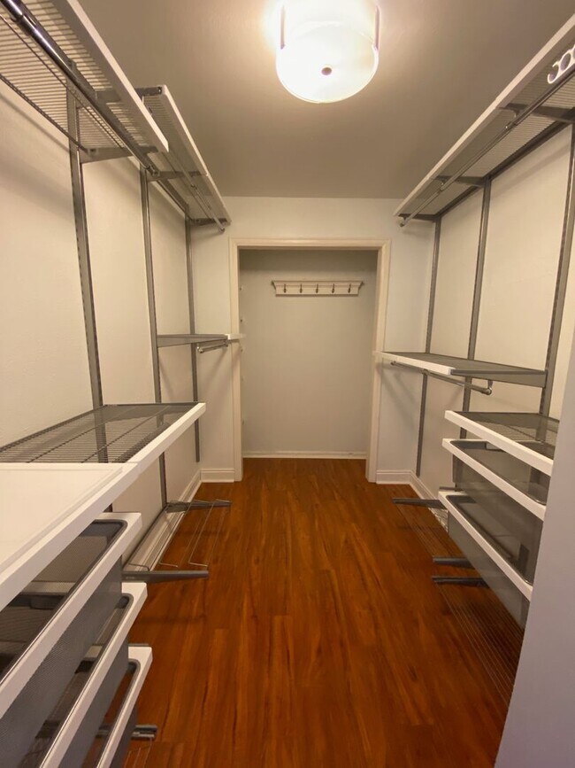 Building Photo - 4 Bed 3.5 Bath Wonderland Hill Townhouse. ...