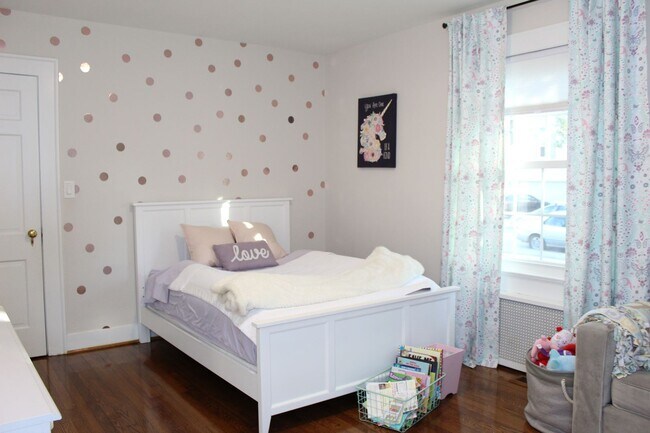 Building Photo - LARCHMONT