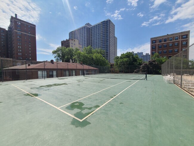 Building Photo - 4343 N Clarendon Ave