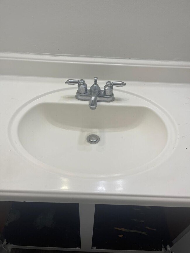 Building Photo - Modern 2-Bed, 1-Bath Oasis with Central Air and Gourmet Kitchen