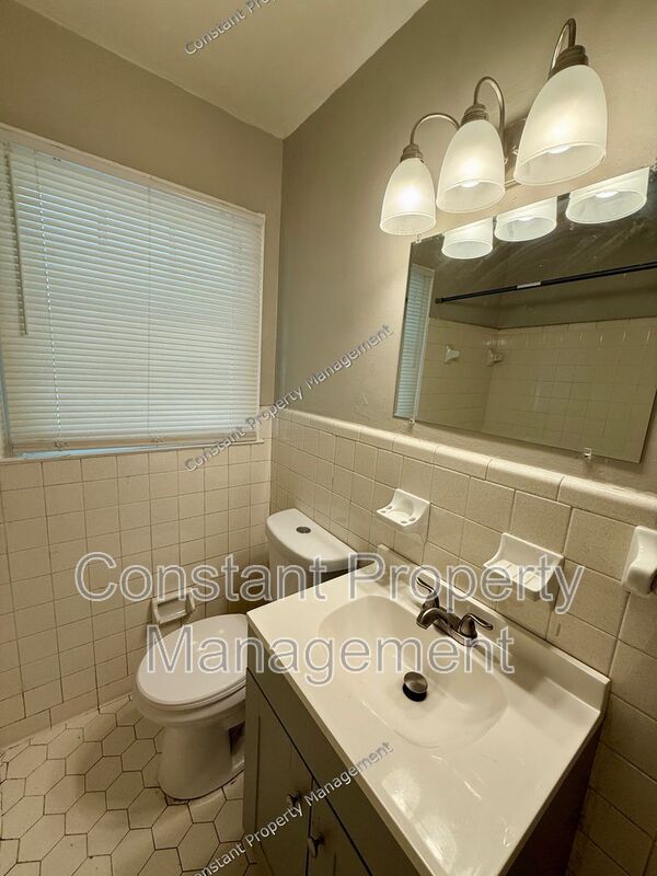 Building Photo - 1533 Engle Dr