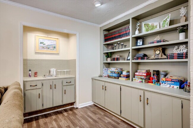 Building Photo - Fully Furnished Home