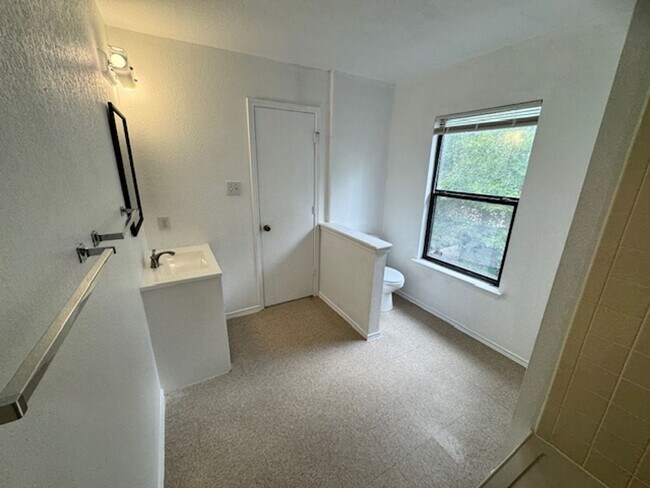 Building Photo - Spacious 3-Bedroom Home in Prime Location ...