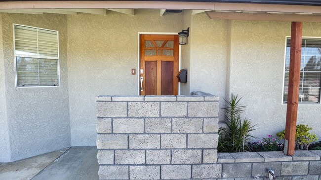 Building Photo - Beautifully Remodeled 3 Bed, 2 Bath Home i...
