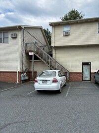 Building Photo - Bright & Spacious 2BR Top-Floor Apartment ...