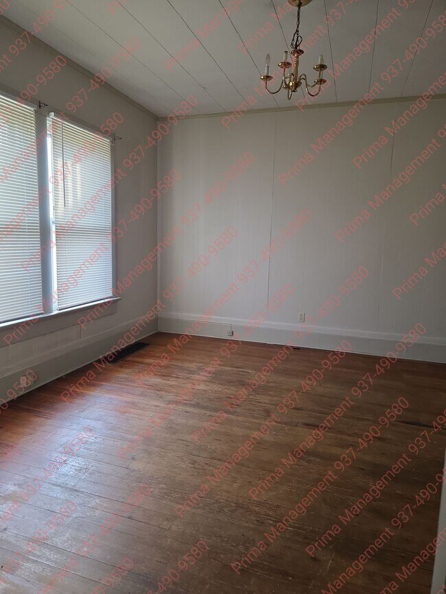 Building Photo - Great 2 bedroom w/detached garage near UD and Miami Valley Hospital!