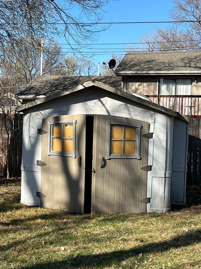 Building Photo - 2 Bedroom Single Family Home Next to Fort ...