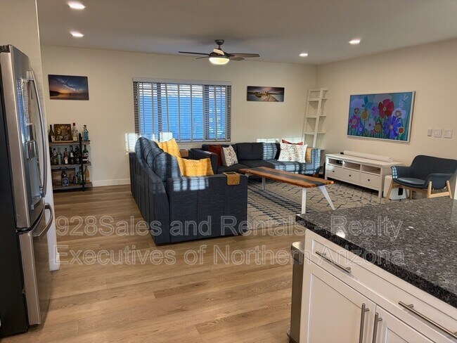 Building Photo - 1928 N Lynn Dr