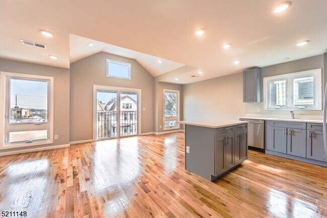 Building Photo - 255 Chadwick Ave