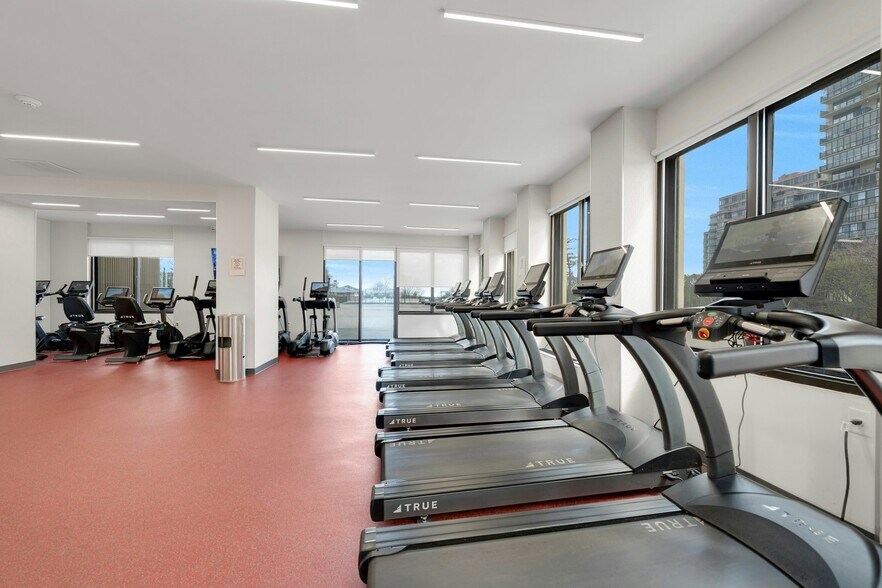 Building Photo - 300 Winston Dr