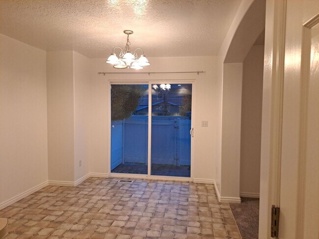 Building Photo - End unit townhome with basement suite!!