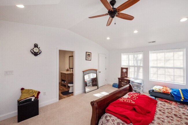 Building Photo - This beautiful well kept single-family hom...