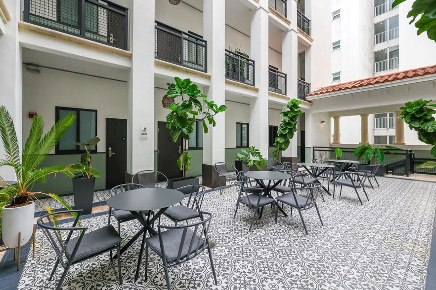 Building Photo - 3031 NE 4th Ave