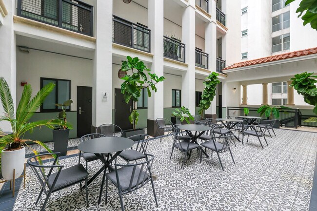 Building Photo - 3031 NE 4th Ave