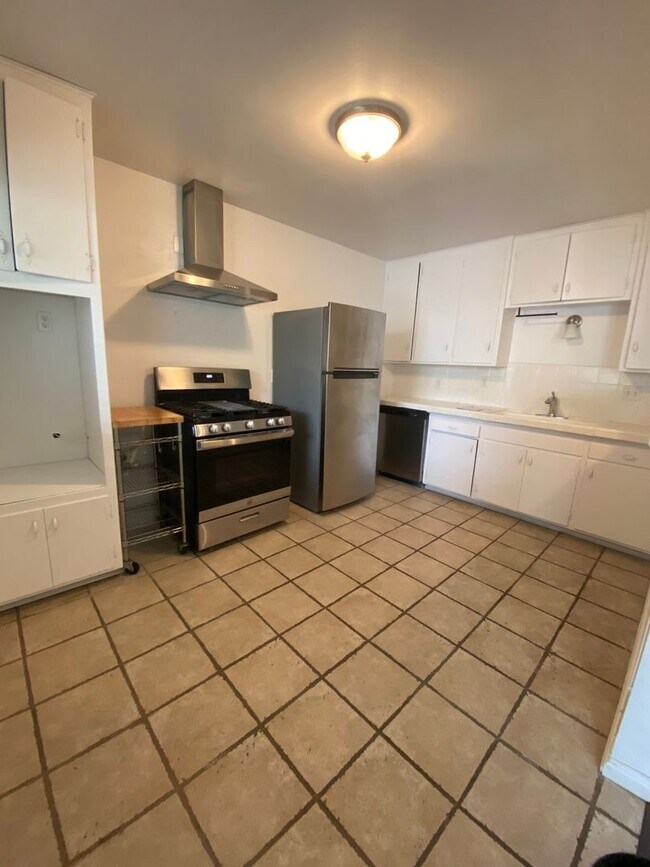 Building Photo - Cozy 2-Bedroom Apartment Just Steps from the Ocean Bluffs!