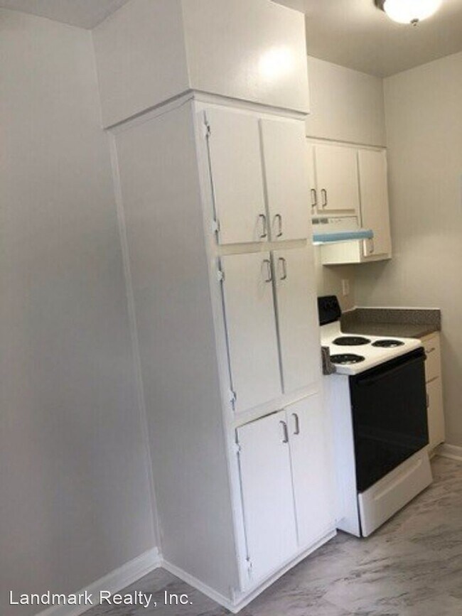 Building Photo - 9 E Deer Park Dr