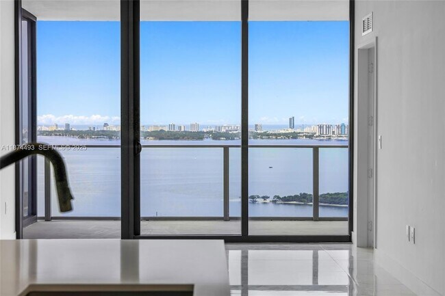 Building Photo - 700 NE 24th St