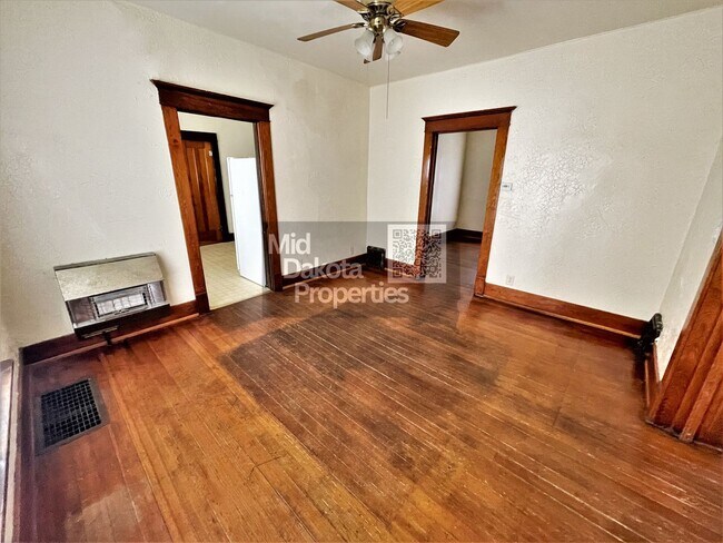 Building Photo - 421 E 7th- 3 bedroom house