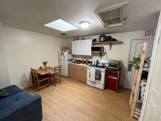 Building Photo - Welcome UNH Students! Prime 2-Bedroom Apar...