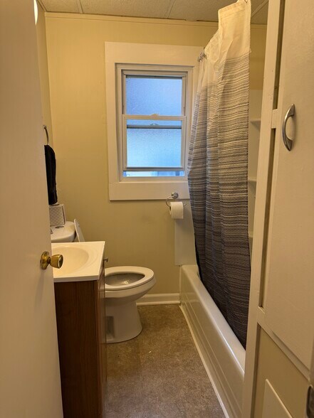 Building Photo - 308 Robinson St