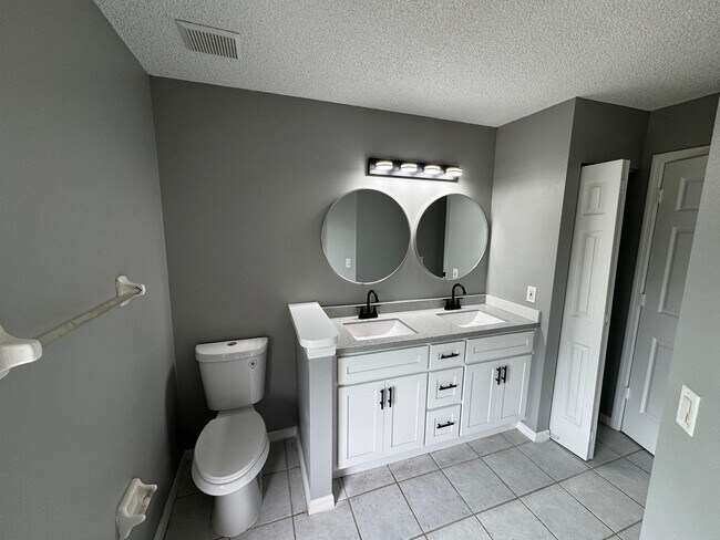 Building Photo - Beautifully Maintained 3BR/2BA Home with Fenced Yard & Sunroom in Ocala