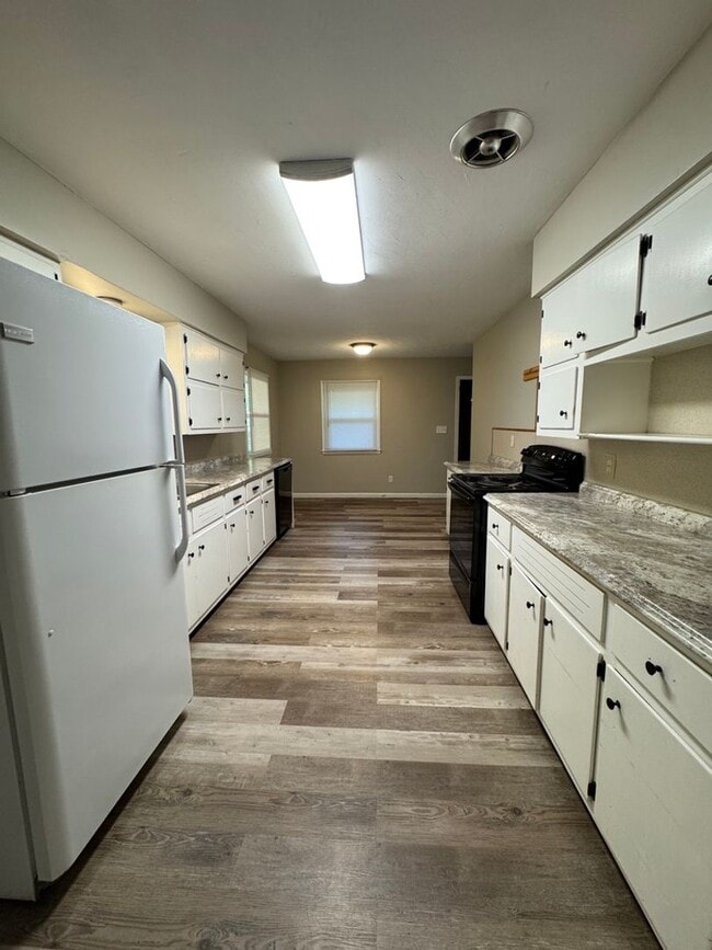 Building Photo - Cute 3 Bedroom Home Available Now