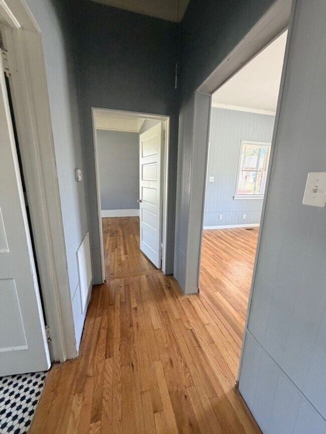 Building Photo - 312 Sirrine St