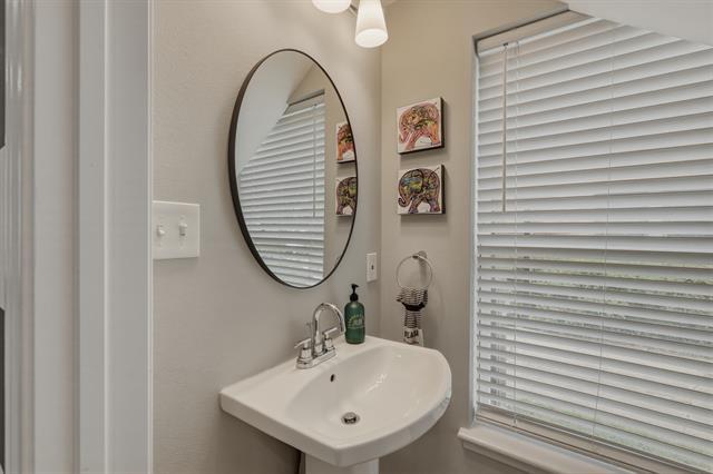 Building Photo - 5914 Goodwin Ave