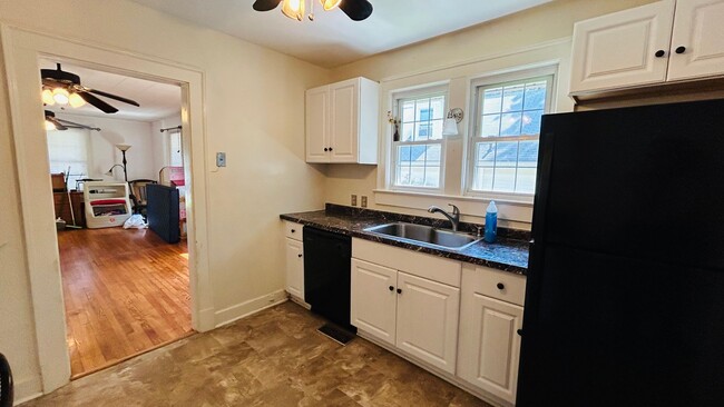 Building Photo - CUTE & COZY HOME ONLY MINUTES TO DOWNTOWN ...