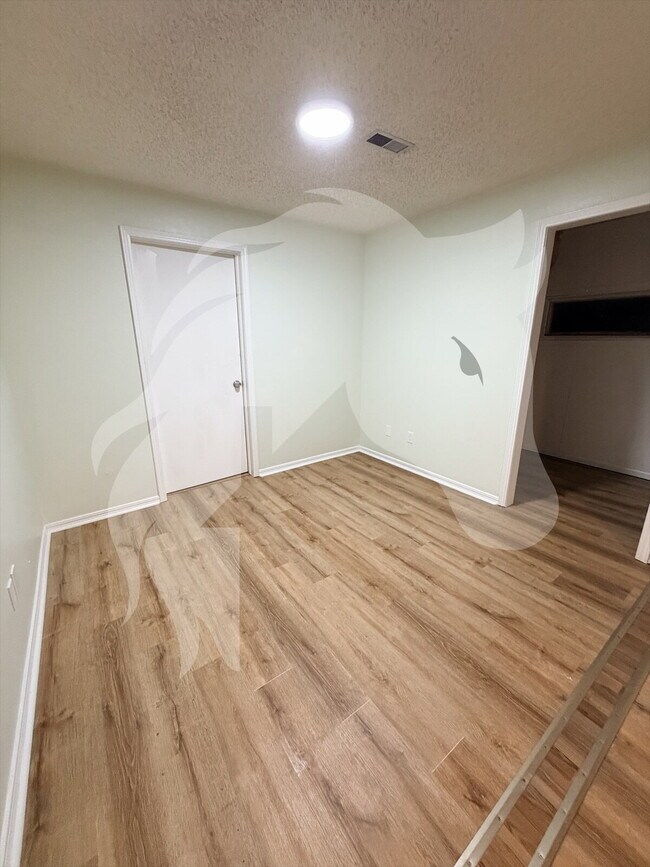 Building Photo - "Charming 4-Bedroom Home with Spacious Living at 840 North Windemere Drive, Moore, OK!"