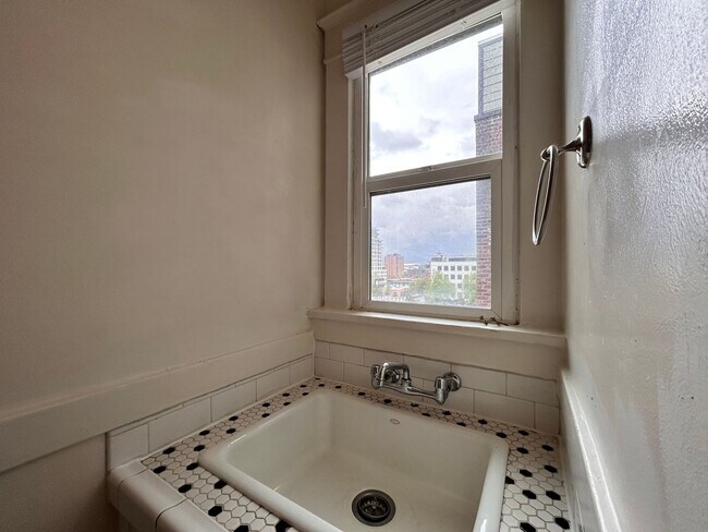 Building Photo - Vintage Charm - Top Floor NW Studio!