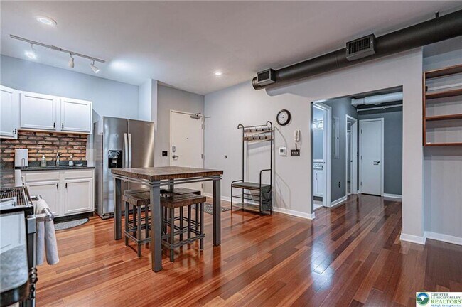 Building Photo - 11 W 2nd St