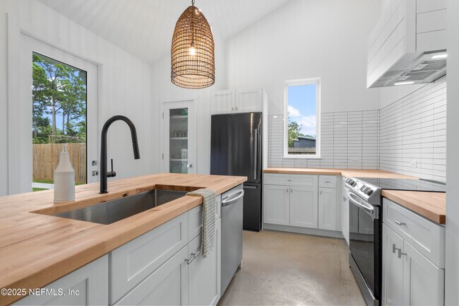 Building Photo - 581 Hazel St