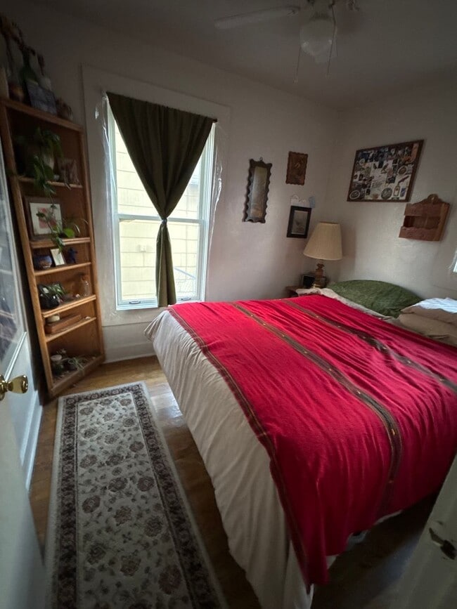 Building Photo - Sweet little Bungalow Near Old Town!