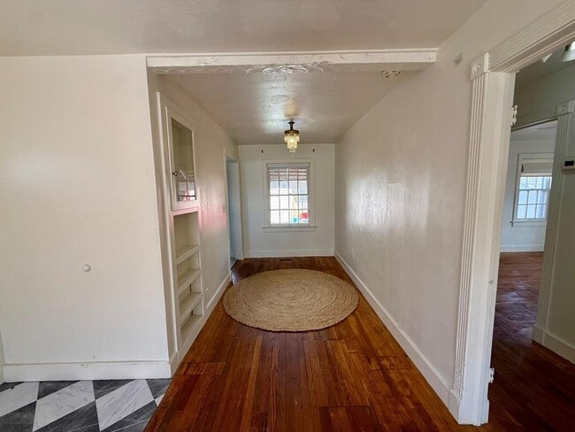 Building Photo - 730 S Littler Ave