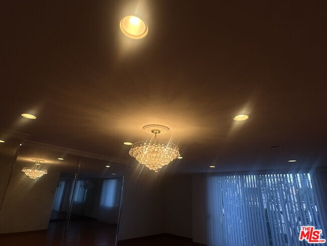 Building Photo - 100 S Doheny Dr
