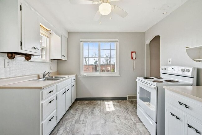 Building Photo - Recently Updated Single Family 3 Bedroom Home.  Available June 10th!