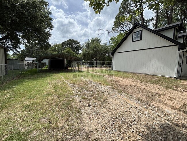 Building Photo - Updated 3 bedroom 2 bathroom