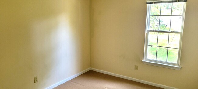 Building Photo - Conveniently Located Three Bedroom Condo