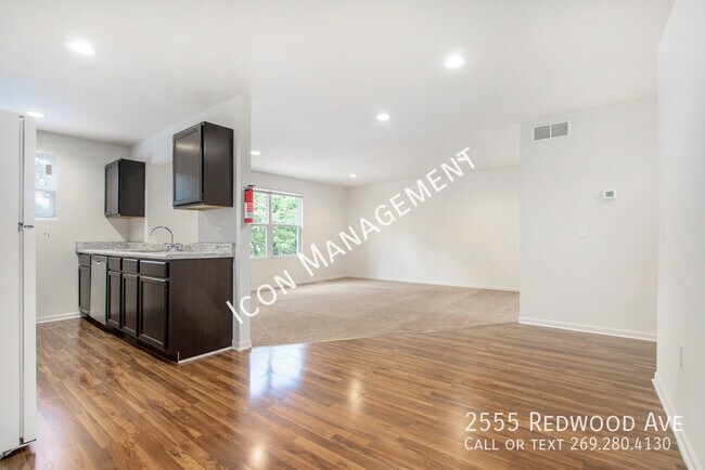 Building Photo - 2555 Redwood Ave