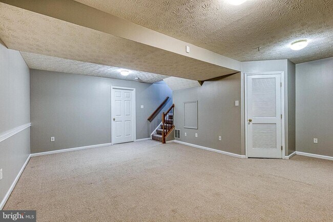 Building Photo - 27 Silver Birch Ct
