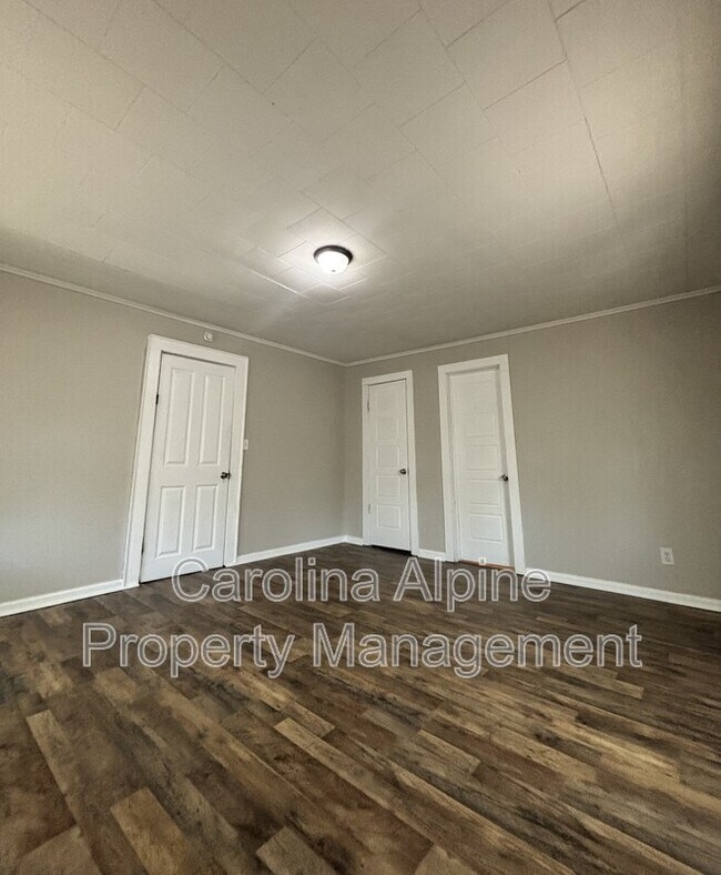 Building Photo - 604 W Elm St