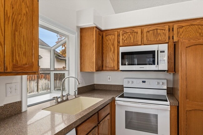 Building Photo - Charming 3-Bed, 3-Bath Home in Quiet Boise...