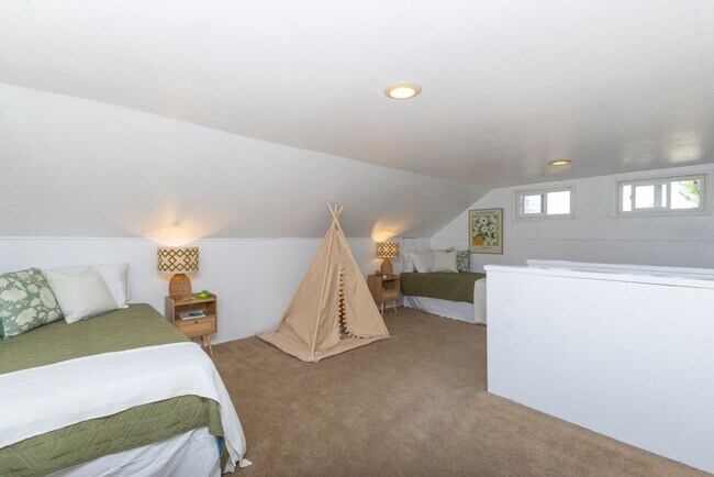 Building Photo - 703 Manzanita Ave