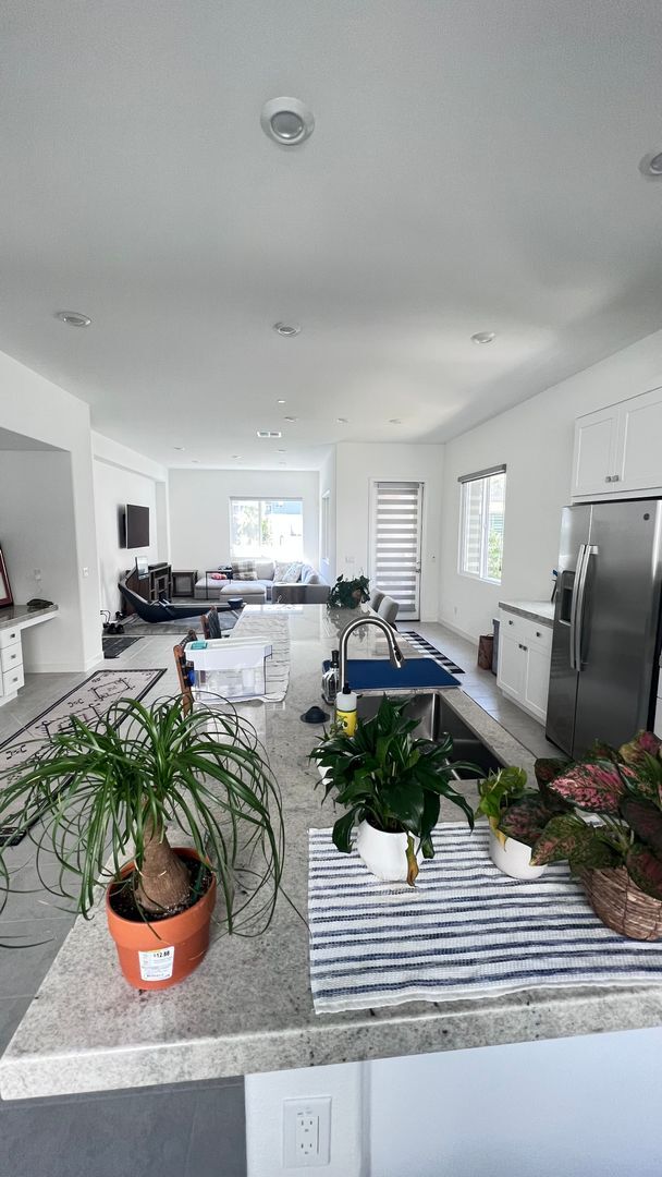 Building Photo - Beautiful furnished 4 bedroom Townhouse!
