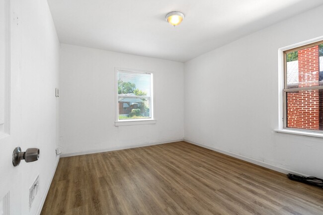 Building Photo - Move-in-Ready 2 bed 1 bath Section 8 Renta...